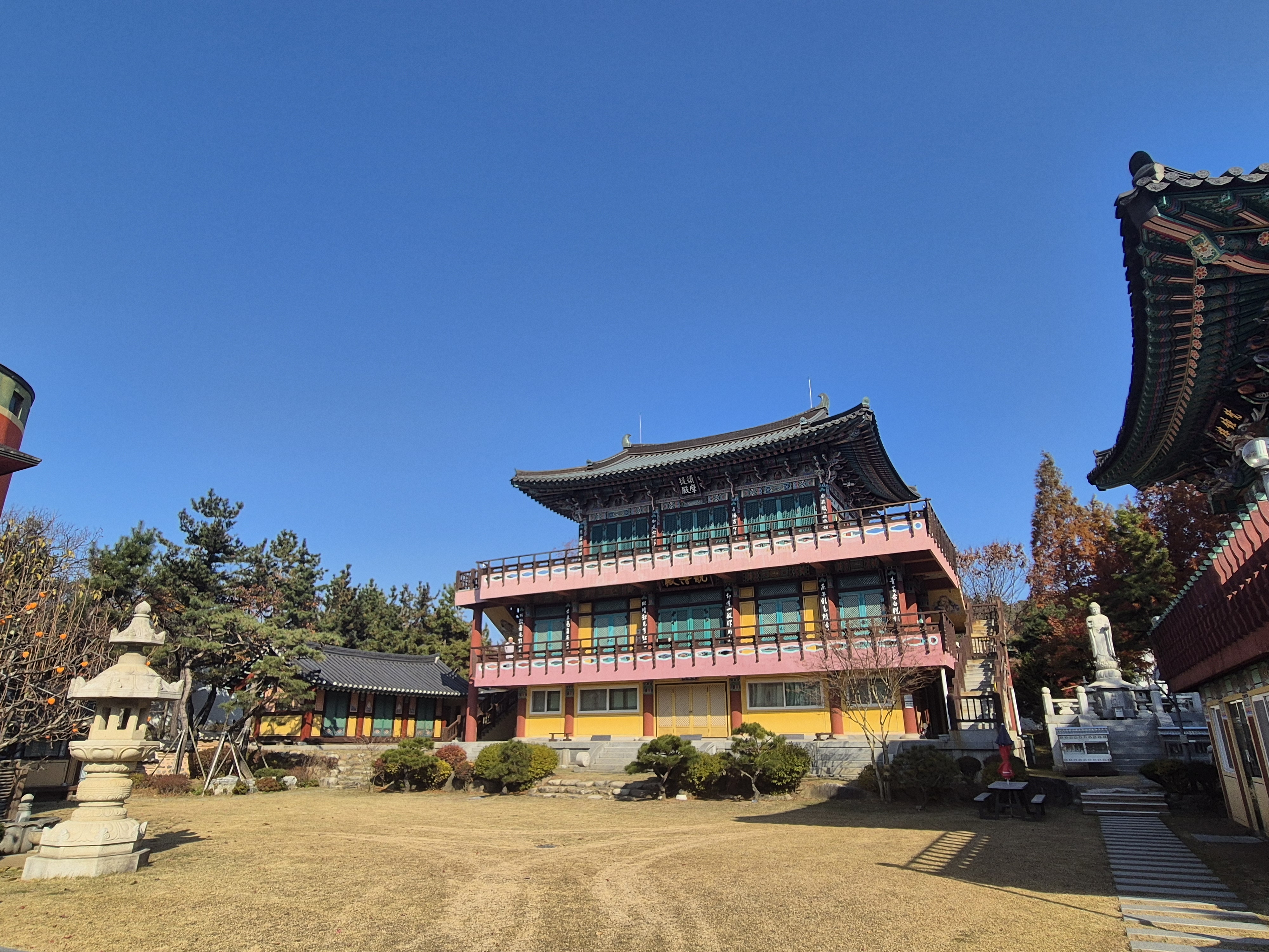 도시의 소음 속, 몸과 마음을 치유하는 도량 법륭사