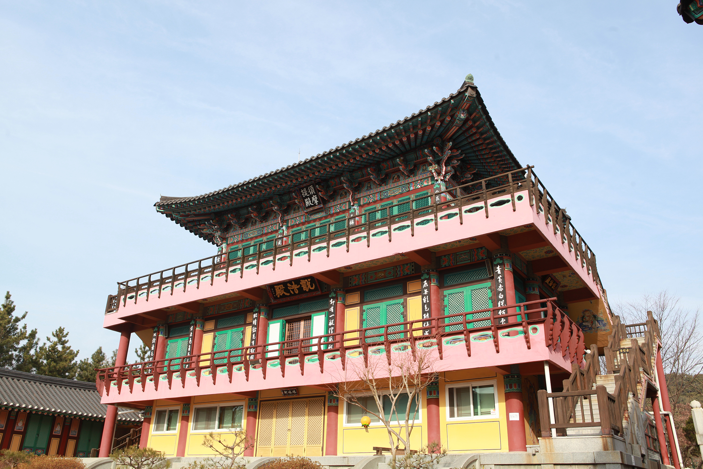 도시의 소음 속, 마음의 쉼을 얻는 법륭사